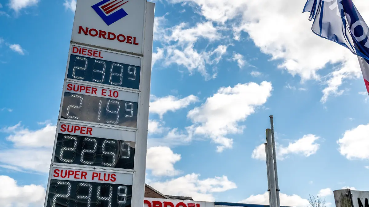 Schleswig, die Preistafel an einer NORDOEL Tankstelle nach der Erhoehung um 12 Uhr mittags. Der Preis fuer alle Treibstoffsorten liegt wegen des Kriegs im Iran deutlich ueber der 2-Euro Marke. Die Nordoel Mineraloelhandelsgesellschaft mbH ist ein mittelstaendisches, deutsches Mineraloelunternehmen mit Hauptsitz in Luebeck. +++ Nur fuer redaktionelle Nutzung +++ Only for editorial use +++