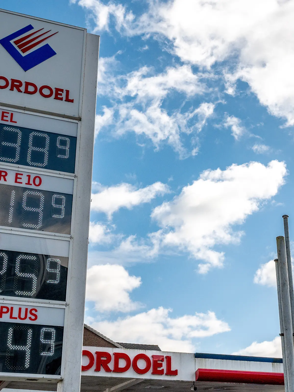 Schleswig, die Preistafel an einer NORDOEL Tankstelle nach der Erhoehung um 12 Uhr mittags. Der Preis fuer alle Treibstoffsorten liegt wegen des Kriegs im Iran deutlich ueber der 2-Euro Marke. Die Nordoel Mineraloelhandelsgesellschaft mbH ist ein mittelstaendisches, deutsches Mineraloelunternehmen mit Hauptsitz in Luebeck. +++ Nur fuer redaktionelle Nutzung +++ Only for editorial use +++