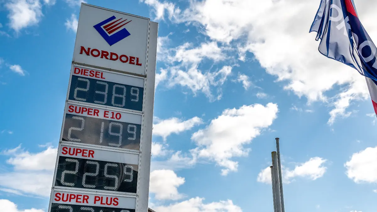 Schleswig, die Preistafel an einer NORDOEL Tankstelle nach der Erhoehung um 12 Uhr mittags. Der Preis fuer alle Treibstoffsorten liegt wegen des Kriegs im Iran deutlich ueber der 2-Euro Marke. Die Nordoel Mineraloelhandelsgesellschaft mbH ist ein mittelstaendisches, deutsches Mineraloelunternehmen mit Hauptsitz in Luebeck. +++ Nur fuer redaktionelle Nutzung +++ Only for editorial use +++
