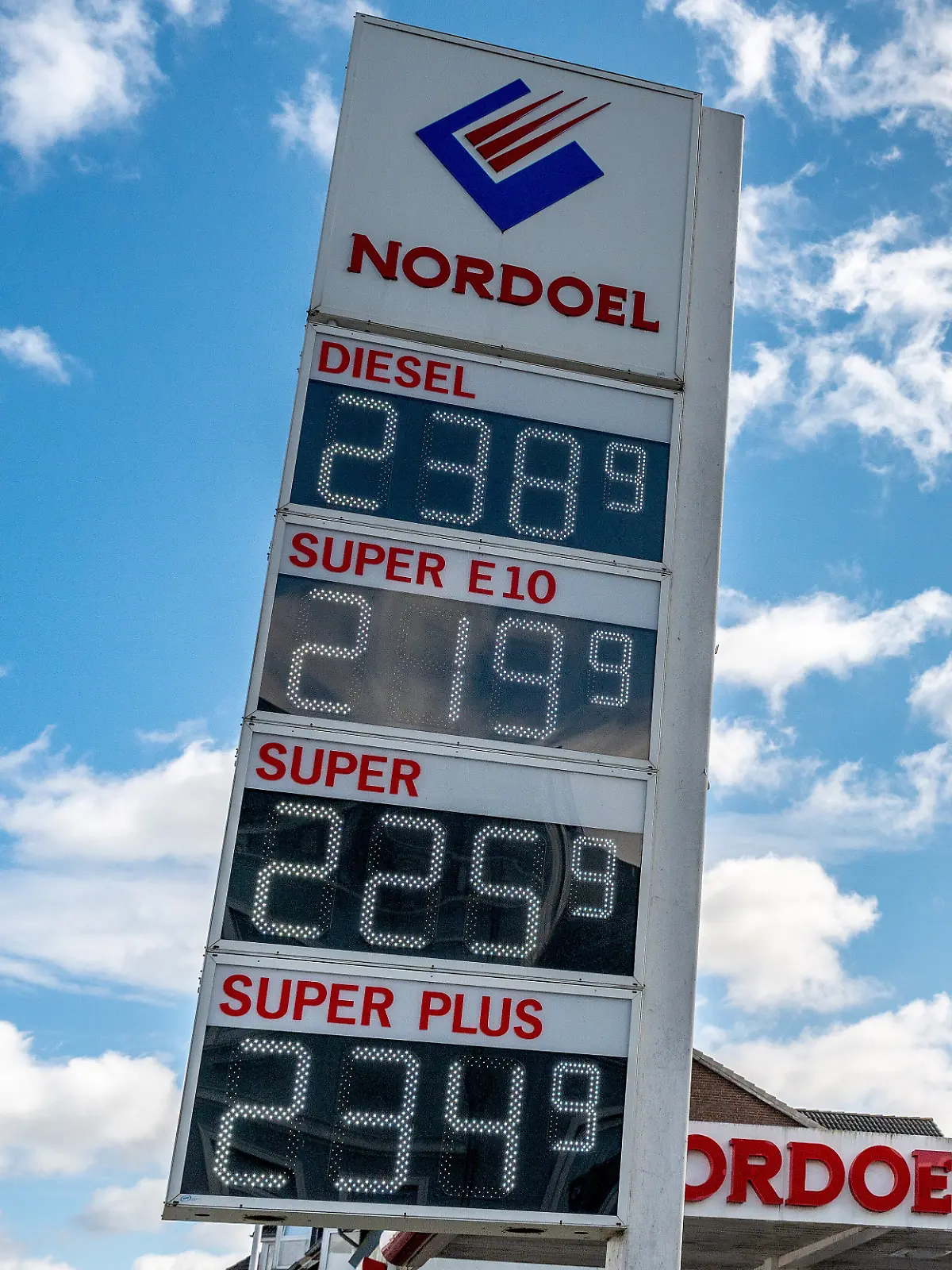 Schleswig, die Preistafel an einer NORDOEL Tankstelle nach der Erhoehung um 12 Uhr mittags. Der Preis fuer alle Treibstoffsorten liegt wegen des Kriegs im Iran deutlich ueber der 2-Euro Marke. Die Nordoel Mineraloelhandelsgesellschaft mbH ist ein mittelstaendisches, deutsches Mineraloelunternehmen mit Hauptsitz in Luebeck. +++ Nur fuer redaktionelle Nutzung +++ Only for editorial use +++