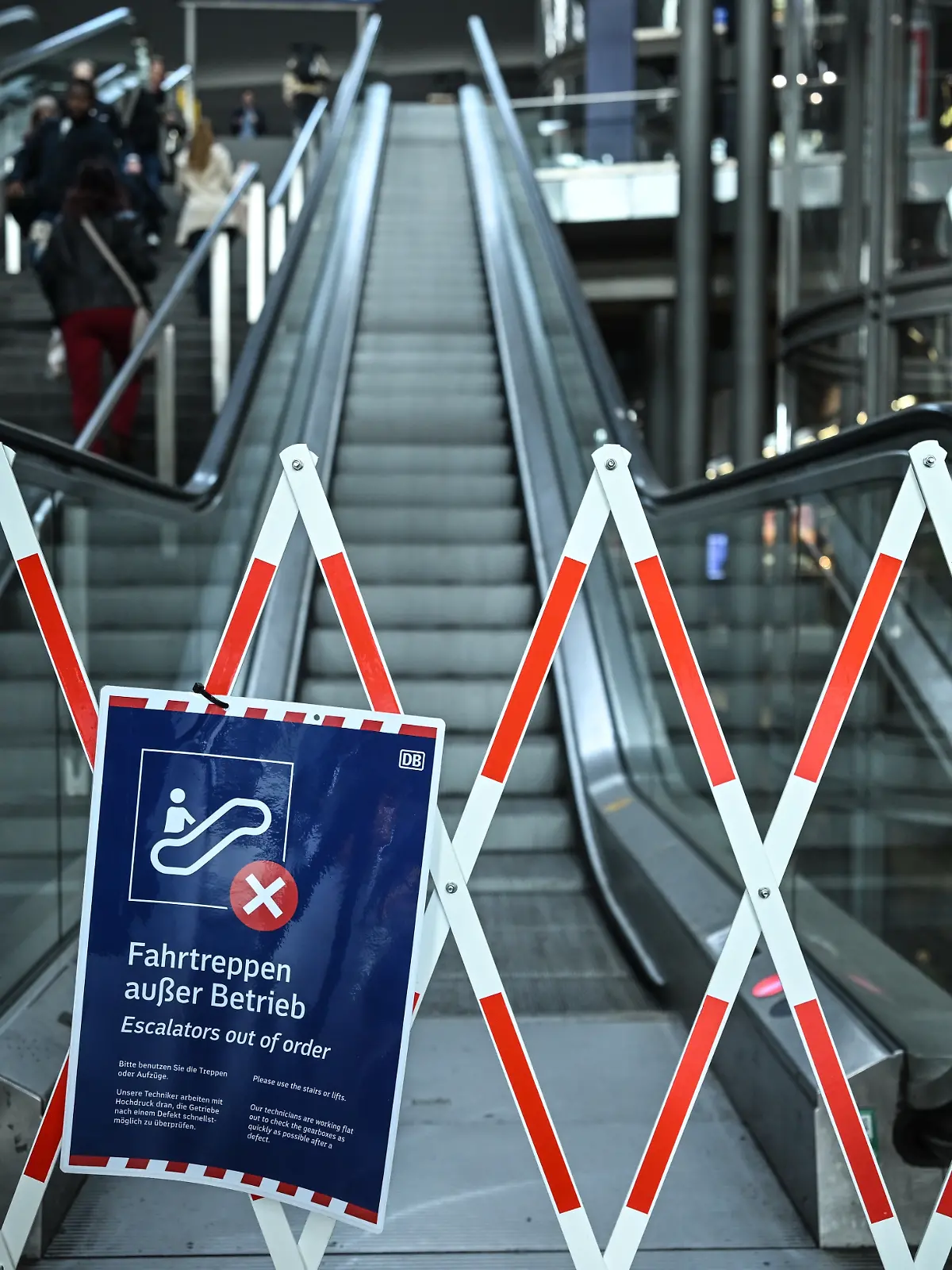 Fahrgäste tragen ihre Koffer am Berliner Hauptbahnhof über die Treppe. Mehrere Rolltreppen am Hauptbahnhof sind kaputt.