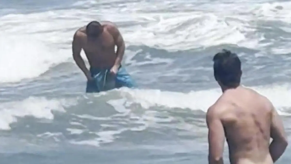 Plötzlich lösen sich ihre Badehosen auf – mitten im Meer! Fieser Strand-Streich