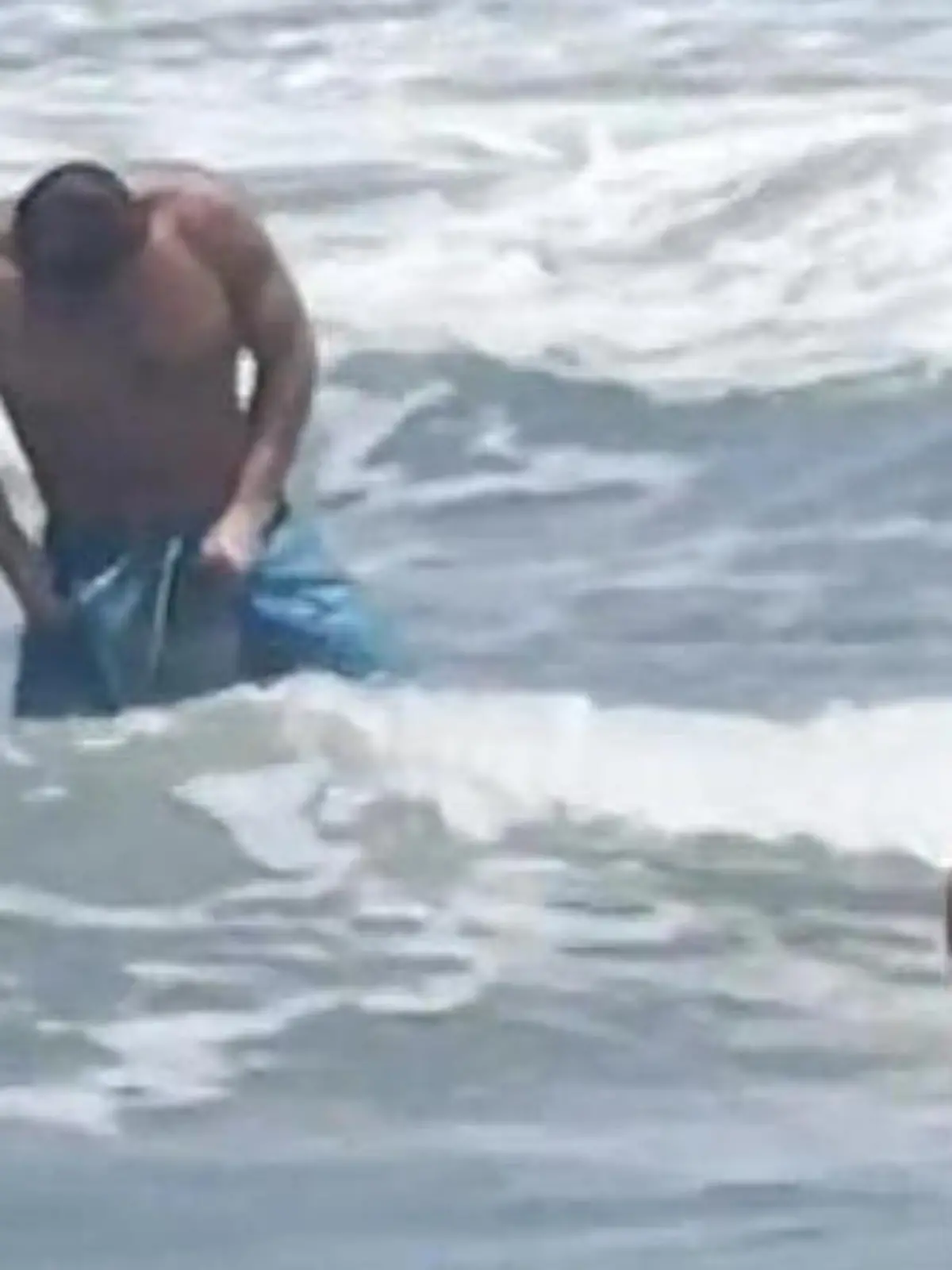 Bild zu: "Plötzlich lösen sich ihre Badehosen auf – mitten im Meer!"