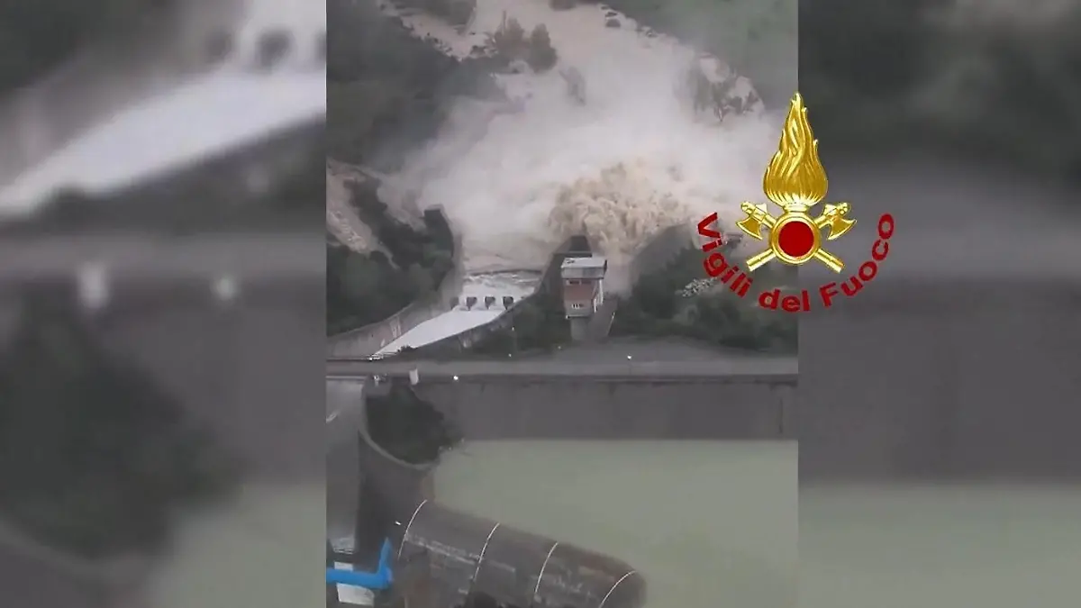 Fluten in Italien: Luftaufnahmen zeigen Ausmaß der Überschwemmungen Menschen müssen gerettet werden