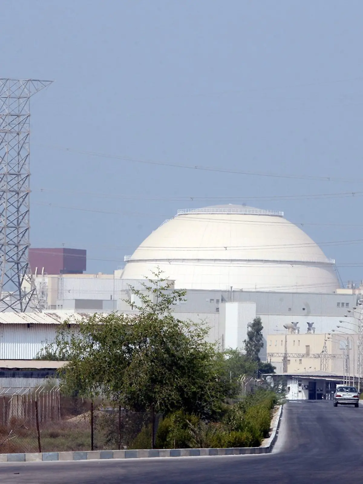 ARCHIV - 20.08.2010, Iran, Buschehr: Das iranische Atomkraftwerk Buschehr. (zu dpa: «Geschoss auf Gelände von iranischem Atomkraftwerk eingeschlagen») Foto: ABEDIN TAHERKENAREH/epa/dpa +++ dpa-Bildfunk +++