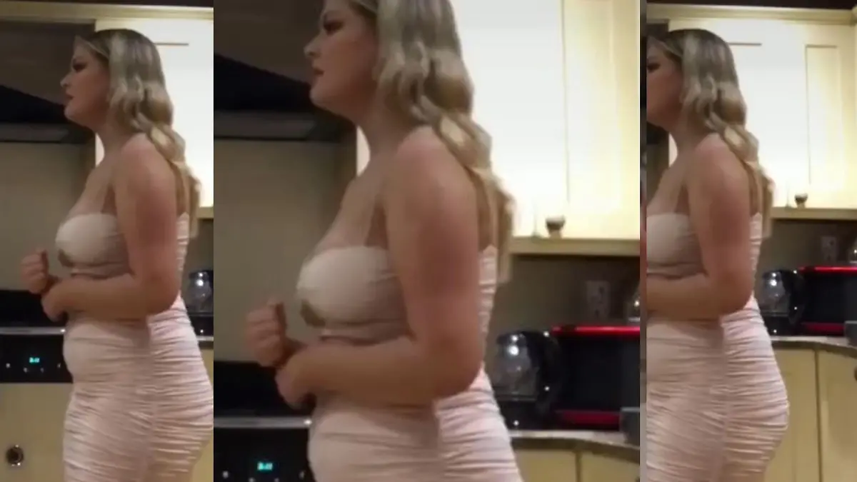Ein junges Mädchen trägt ein sehr enges Kleid.