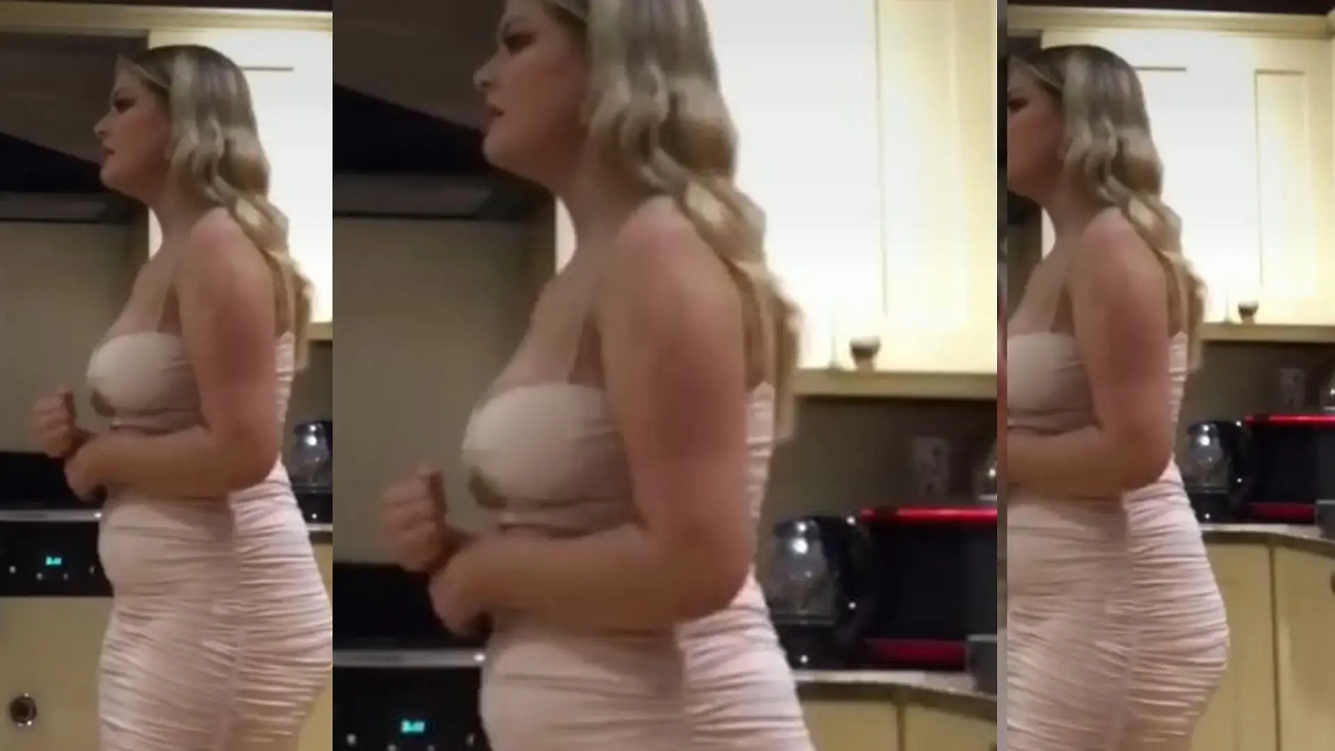 Ein junges Mädchen trägt ein sehr enges Kleid.