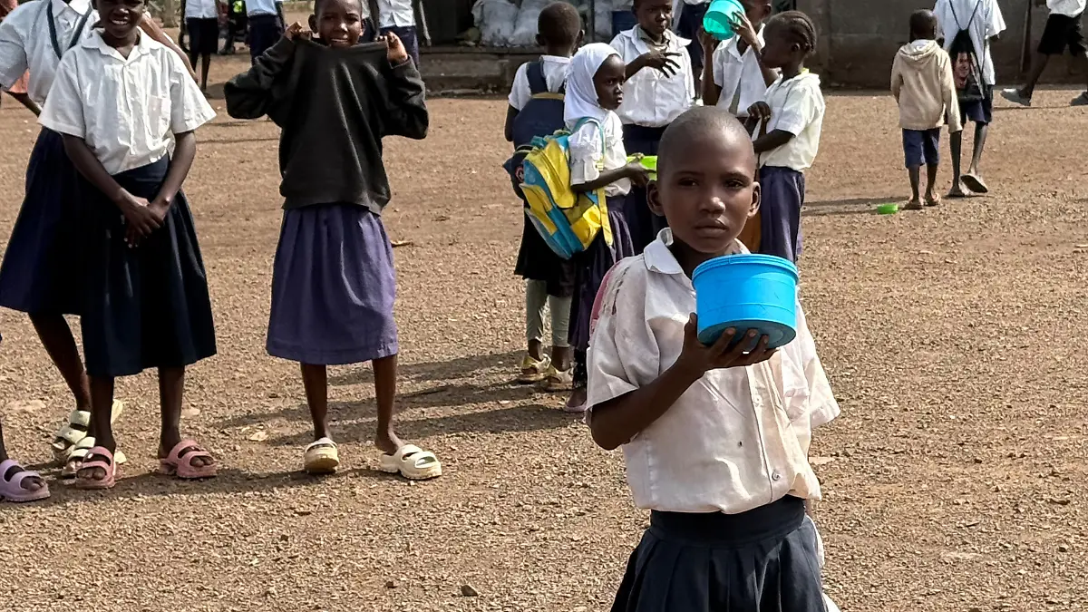 Schülerinnen stehen auf dem Hof der Kakuma Primary and Junior School. Für viele Mädchen aus Hirtenvölkern wächst in Dürrejahren das Risiko einer Frühverheiratung, manche von ihnen sind erst zwölf Jahre alt. Deshalb soll mit der Ausgabe einer Schulmahlzeit dazu beigetragen werden, dass Eltern auch in wirtschaftlich schweren Zeiten wie während einer Dürre ihre Kinder zur Schule gehen lassen. (zu dpa: «Lehrer in Kenia besorgt: Bei Dürre werden Mädchen in Ehe gedrängt») +++ dpa-Bildfunk +++