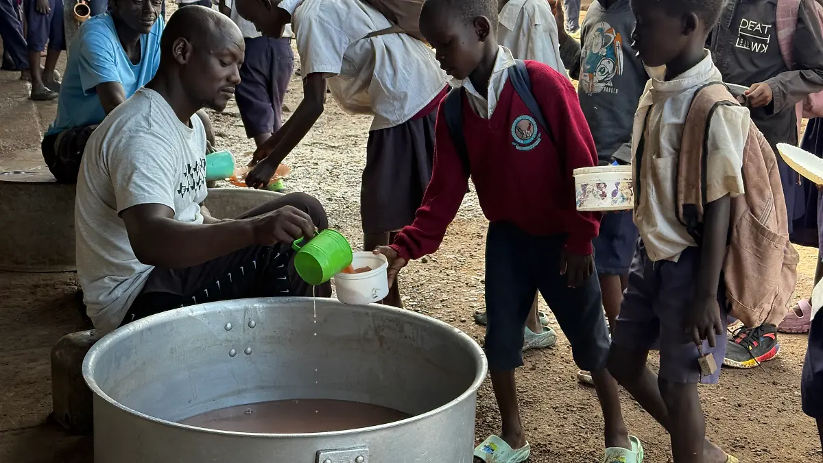 Schülerinnen und Schüler bekommen auf dem Hof der Kakuma Primary and Junior School eine Mahlzeit. Mit der Ausgabe einer Schulmahlzeit soll dazu beigetragen werden, dass Eltern auch in wirtschaftlich schweren Zeiten wie während einer Dürre ihre Kinder zur Schule gehen lassen. (zu dpa: «Lehrer in Kenia besorgt: Bei Dürre werden Mädchen in Ehe gedrängt») +++ dpa-Bildfunk +++