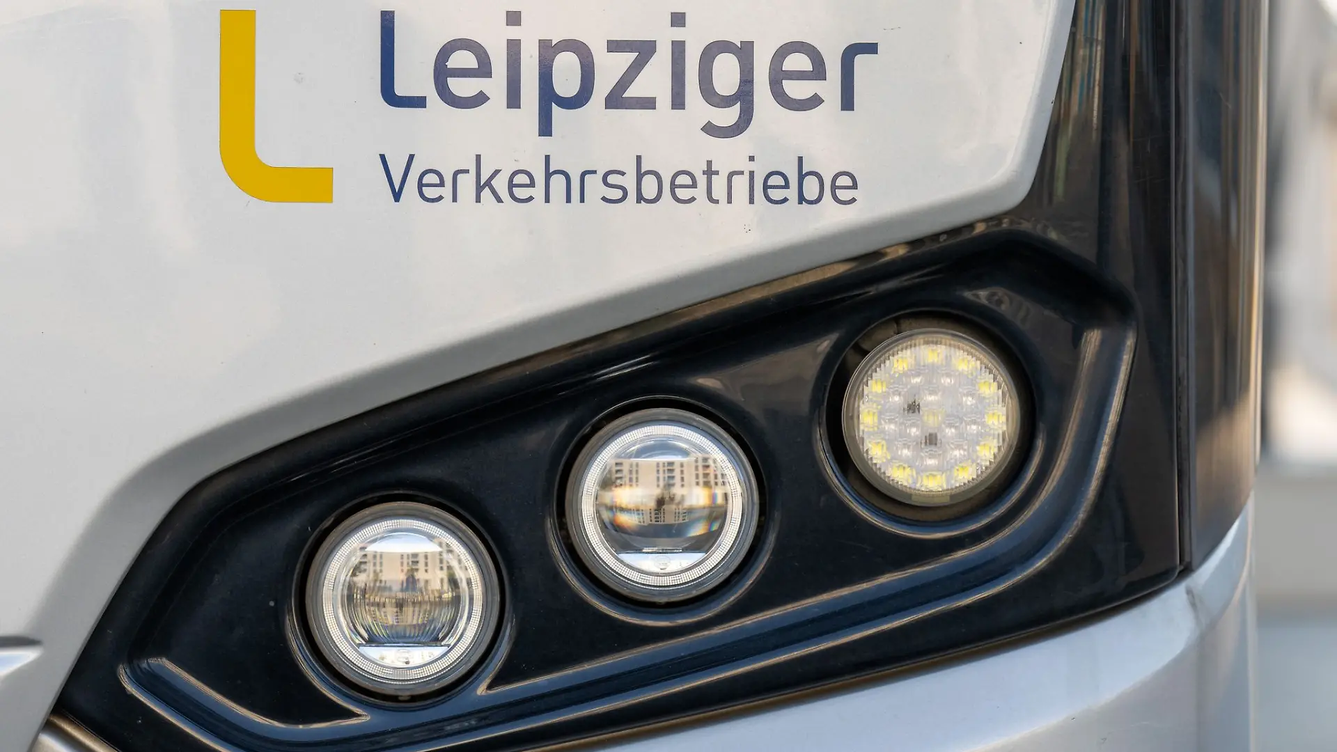 Ein Busfahrer soll von einem 13-Jährigen schwer verletzt worden sein. (Symbolbild)