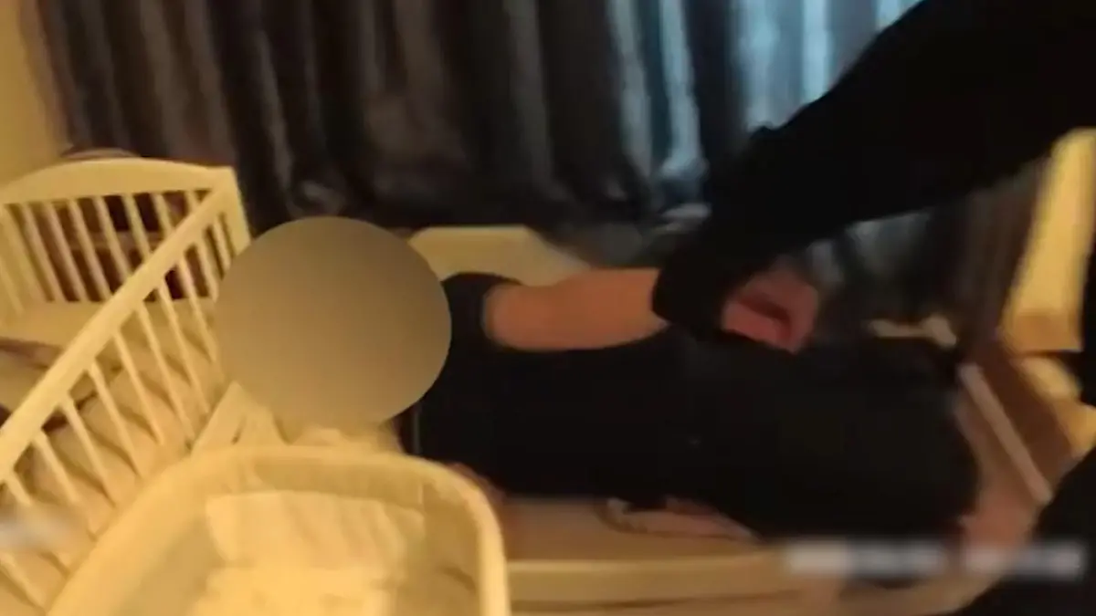 Einbrecher verpennt seinen Beutezug! Eindringling (24) schläft in Kinderbett ein Nickerchen am Tatort