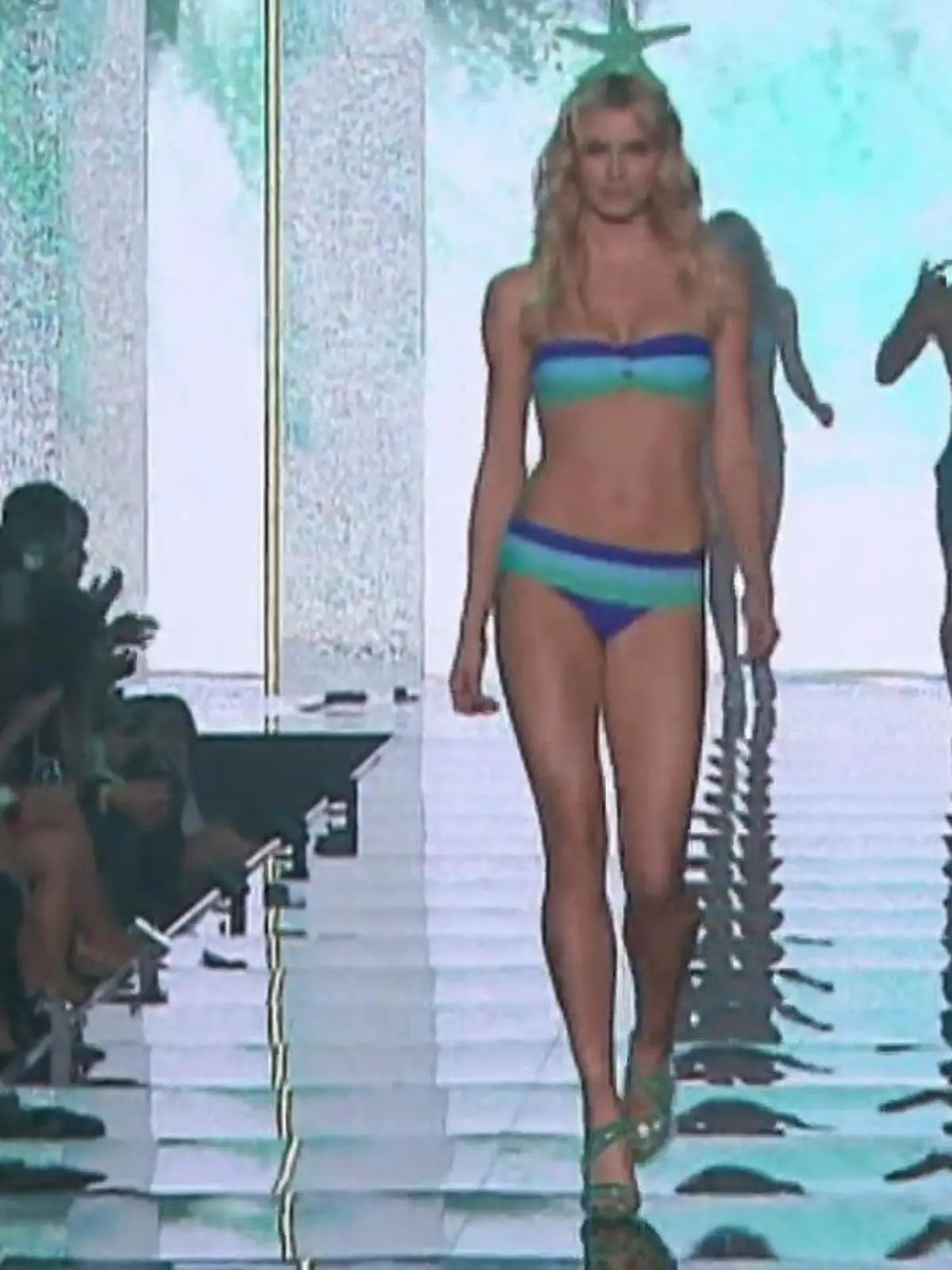 Bild zu: "Aussehen wie Lena Gercke! Das Model verrät seine NEBENBEI-Übungen für Bauch-Muckis"