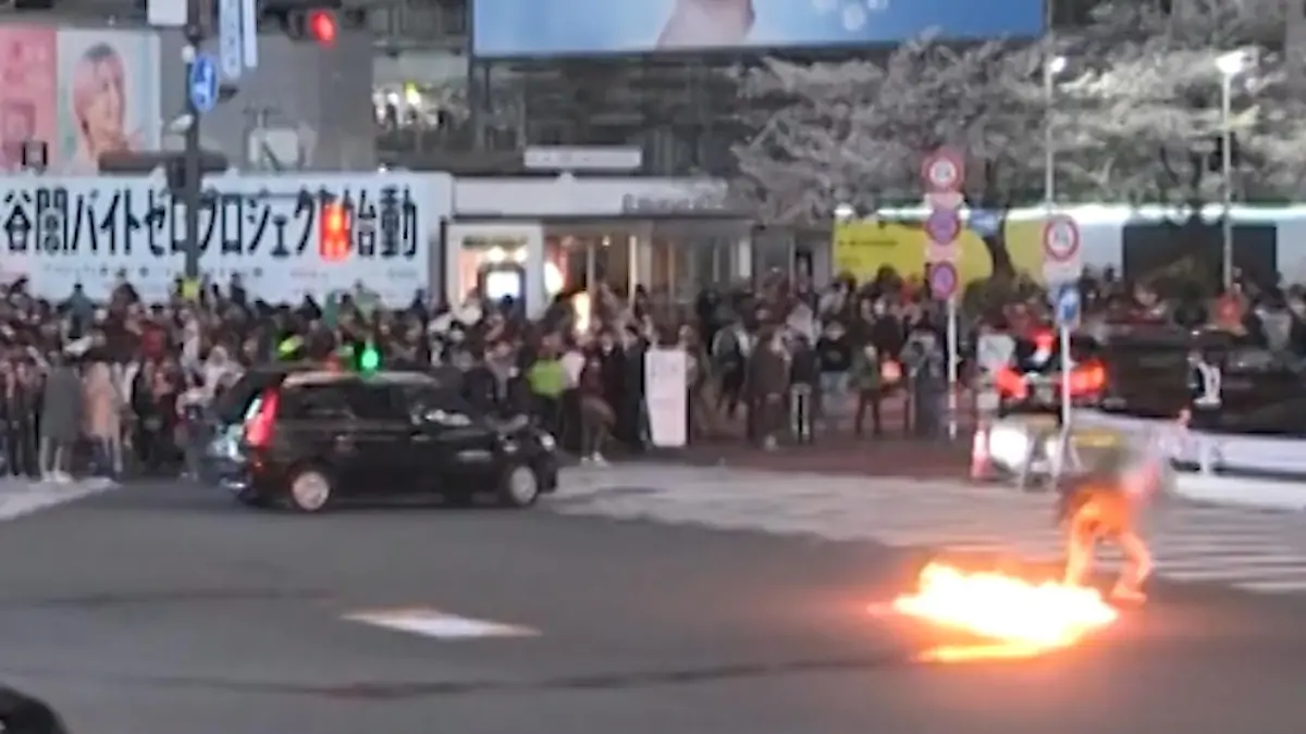 Feuer-Schock auf Tokios Mega-Kreuzung! Mann (50) zündet plötzlich Flüssigkeit an Rätselhafte Botschaft entdeckt