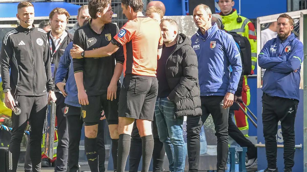 Schiedsrichter Deniz Aytekin spricht mit Michael Gregoritsch FC Augsburg 38, Hamburger SV - FC Augsburg, Fussball, Bundesliga, DFL, 04.04.2026 DFB regulations prohibit any use of photographs as image sequences and/or quasi-video Hamburg Hamburg Deutschland *** Referee Deniz Aytekin talks to Michael Gregoritsch FC Augsburg 38 , Hamburger SV FC Augsburg, Football, Bundesliga, DFL, 04 04 2026 DFB regulations prohibit any use of photographs as image sequences and or quasi video Hamburg Hamburg Germany Copyright: xkolbert-press/BurghardxSchreyerx