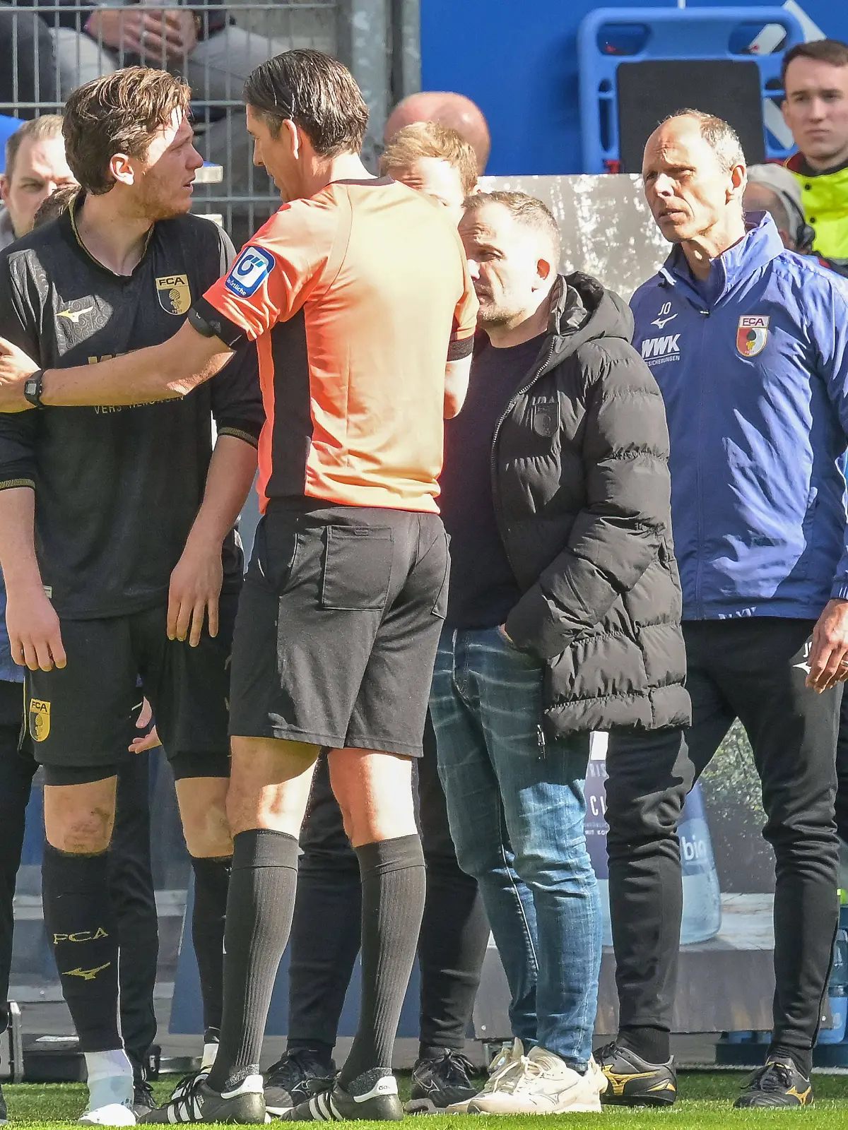 Schiedsrichter Deniz Aytekin spricht mit Michael Gregoritsch FC Augsburg 38, Hamburger SV - FC Augsburg, Fussball, Bundesliga, DFL, 04.04.2026 DFB regulations prohibit any use of photographs as image sequences and/or quasi-video Hamburg Hamburg Deutschland *** Referee Deniz Aytekin talks to Michael Gregoritsch FC Augsburg 38 , Hamburger SV FC Augsburg, Football, Bundesliga, DFL, 04 04 2026 DFB regulations prohibit any use of photographs as image sequences and or quasi video Hamburg Hamburg Germany Copyright: xkolbert-press/BurghardxSchreyerx