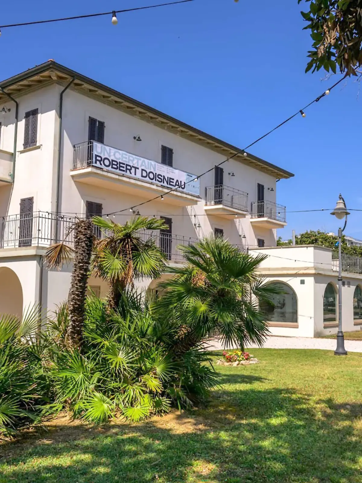 Die Villa Mussolini (undatierte Aufnahme). Die Sommerresidenz des früheren faschistischen Diktators B. Mussolini (1883-1945) in der Nähe von Rimini an Italiens Adriaküste wird versteigert. Wie italienische Medien berichteten, beschloss der bisherige Eigentümer der Villa in dem Badeort Riccione, das Anwesen bei einer Auktion an den Höchstbietenden zu veräußern. (zu dpa: «Mussolini-Villa unter dem Hammer – Gemeinde gibt Gebot ab») +++ dpa-Bildfunk +++
