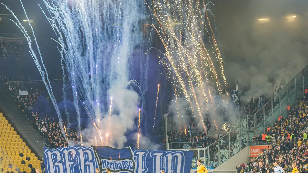 04.04.2026, xomx, Fussball 2.Bundesliga, Dynamo Dresden - Hertha BSC Berlin v.l. Fans Hertha mit Pyros / Raketen: Spielunterbrechung DFL/DFB REGULATIONS PROHIBIT ANY USE OF PHOTOGRAPHS as IMAGE SEQUENCES and/or QUASI-VIDEO Dresden *** 04 04 2026, xomx, Soccer 2 Bundesliga, Dynamo Dresden Hertha BSC Berlin v l Fans Hertha with pyros rockets interruption of match DFL DFB REGULATIONS PROHIBIT ANY USE OF PHOTOGRAPHS as IMAGE SEQUENCES and or QUASI VIDEO Dresden