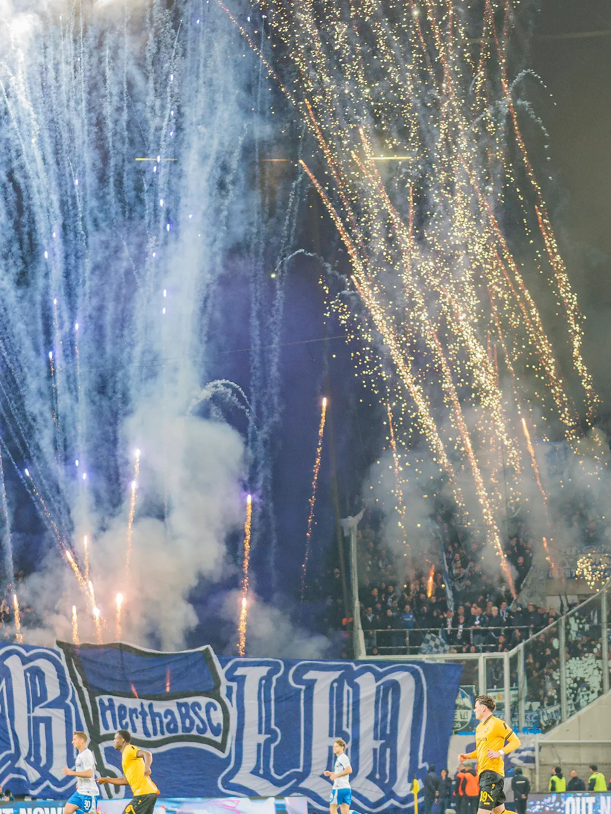 04.04.2026, xomx, Fussball 2.Bundesliga, Dynamo Dresden - Hertha BSC Berlin v.l. Fans Hertha mit Pyros / Raketen: Spielunterbrechung DFL/DFB REGULATIONS PROHIBIT ANY USE OF PHOTOGRAPHS as IMAGE SEQUENCES and/or QUASI-VIDEO Dresden *** 04 04 2026, xomx, Soccer 2 Bundesliga, Dynamo Dresden Hertha BSC Berlin v l Fans Hertha with pyros rockets interruption of match DFL DFB REGULATIONS PROHIBIT ANY USE OF PHOTOGRAPHS as IMAGE SEQUENCES and or QUASI VIDEO Dresden