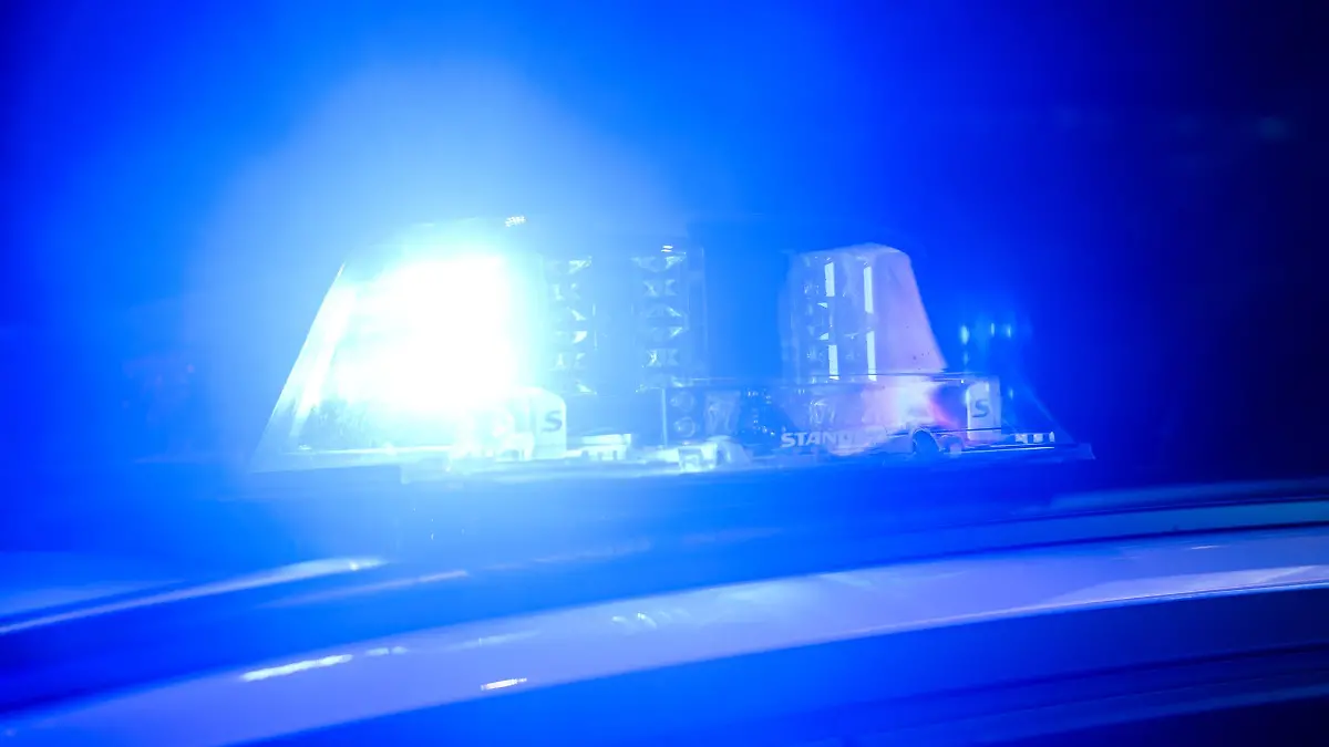 Die Polizei sperrt die B72 nach einem schweren Unfall. (Symbolbild)