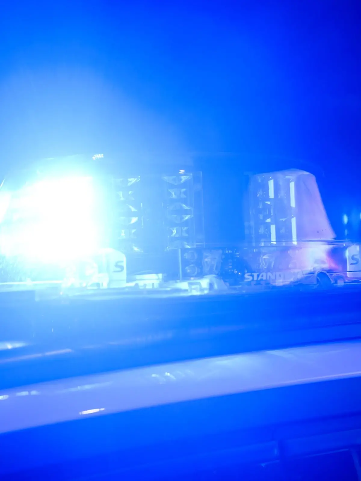 Die Polizei sperrt die B72 nach einem schweren Unfall. (Symbolbild)