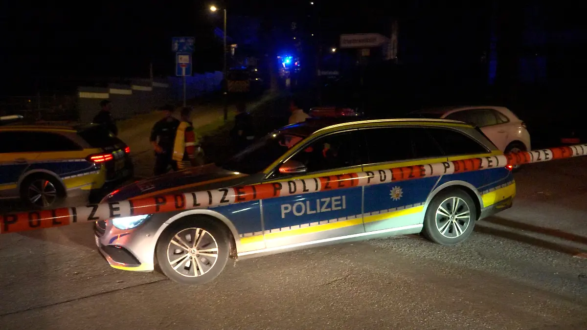 Ein Polizeiauto steht in der Nähe des Einsatzortes