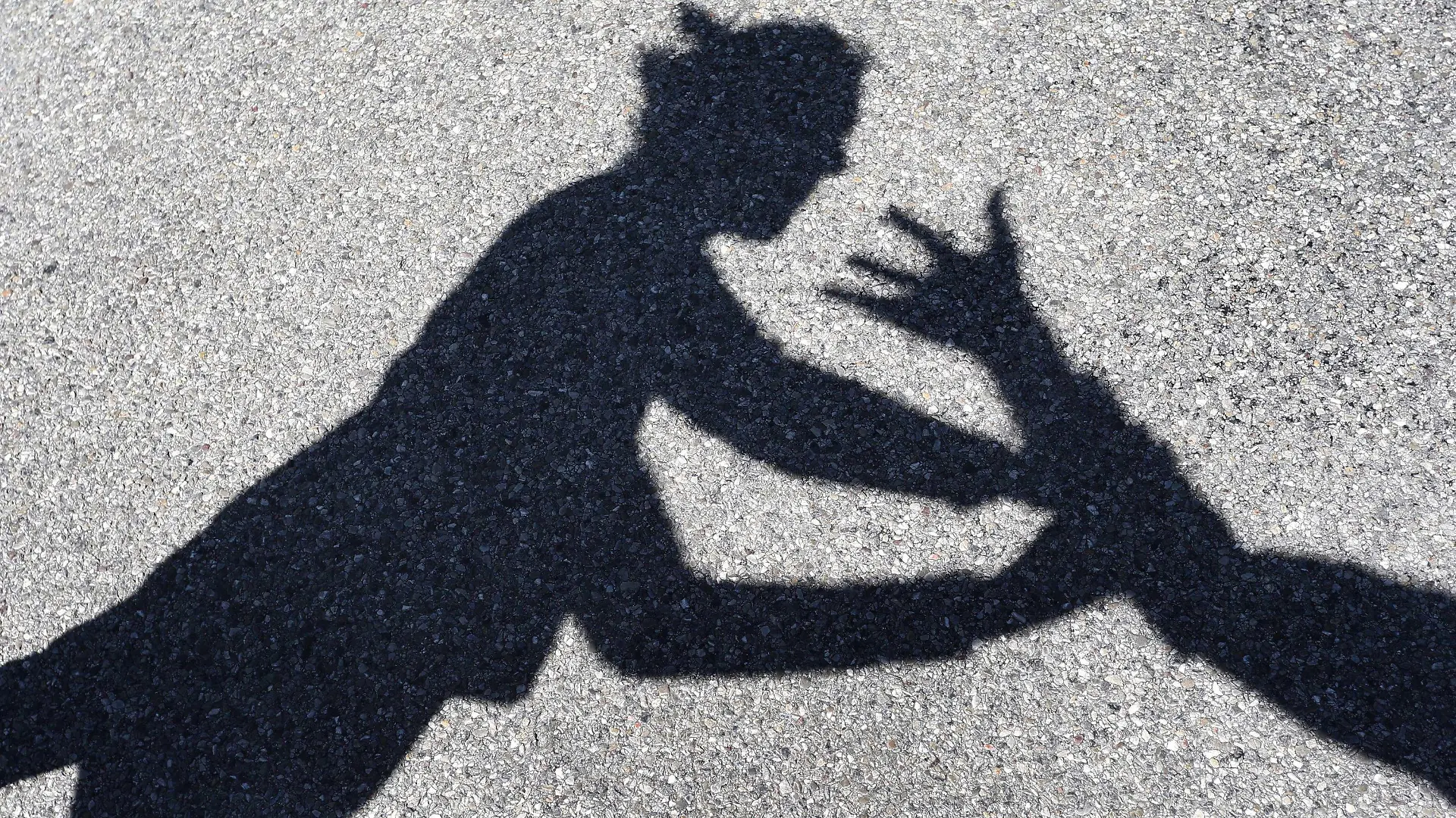 ARCHIV - ILLUSTRATION - 24.04.2017, Bayern, Ebenhofen: Ein Mann greift nach einer Frau, von beiden sind nur die Schatten zu sehen. (zu dpa "Gewalt gegen Frauen: Millionen betroffen, nur wenige suchen Hilfe" vom 18.07.2018) Foto: Karl-Josef Hildenbrand/dpa +++ dpa-Bildfunk +++