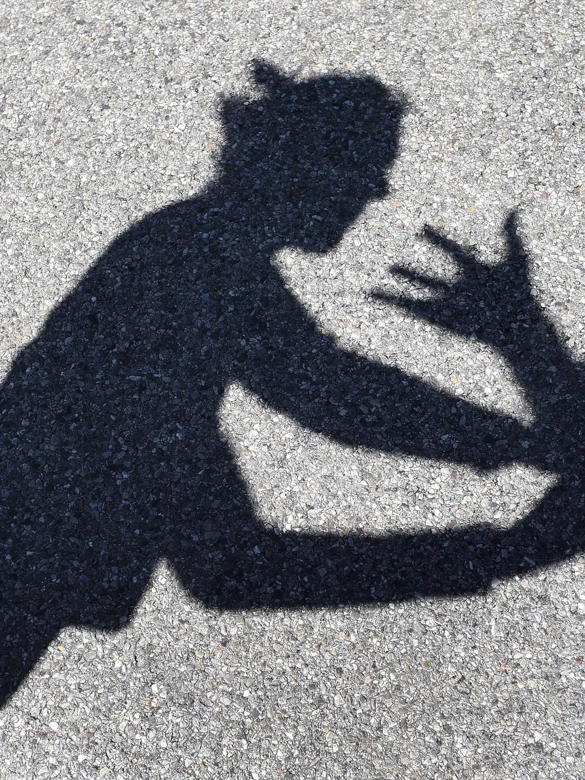 ARCHIV - ILLUSTRATION - 24.04.2017, Bayern, Ebenhofen: Ein Mann greift nach einer Frau, von beiden sind nur die Schatten zu sehen. (zu dpa "Gewalt gegen Frauen: Millionen betroffen, nur wenige suchen Hilfe" vom 18.07.2018) Foto: Karl-Josef Hildenbrand/dpa +++ dpa-Bildfunk +++