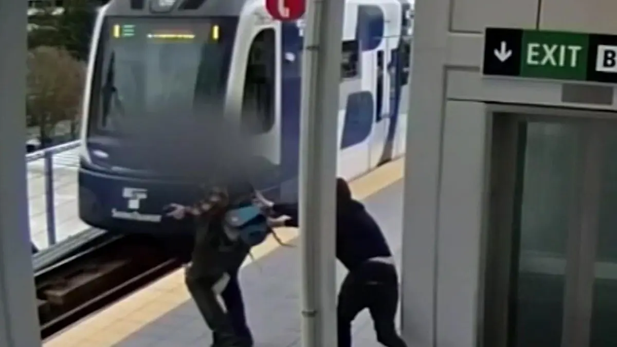 Doppelte Attacke am Bahnsteig! Vermummter will Passanten vor Zug stoßen Gefährlicher Vorfall in Seattle