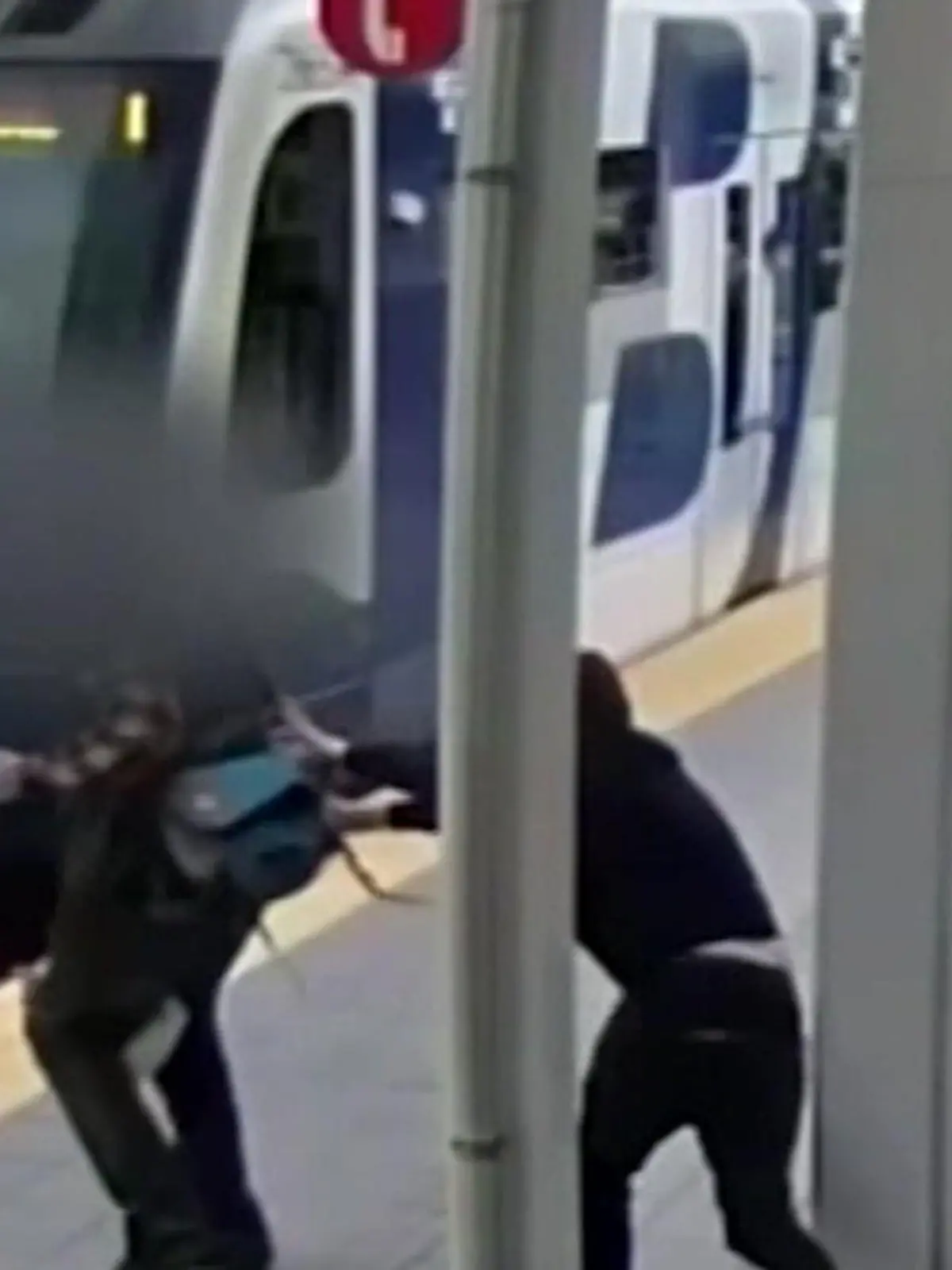 Bild zu: "Doppelte Attacke am Bahnsteig! Vermummter will Passanten vor Zug stoßen"