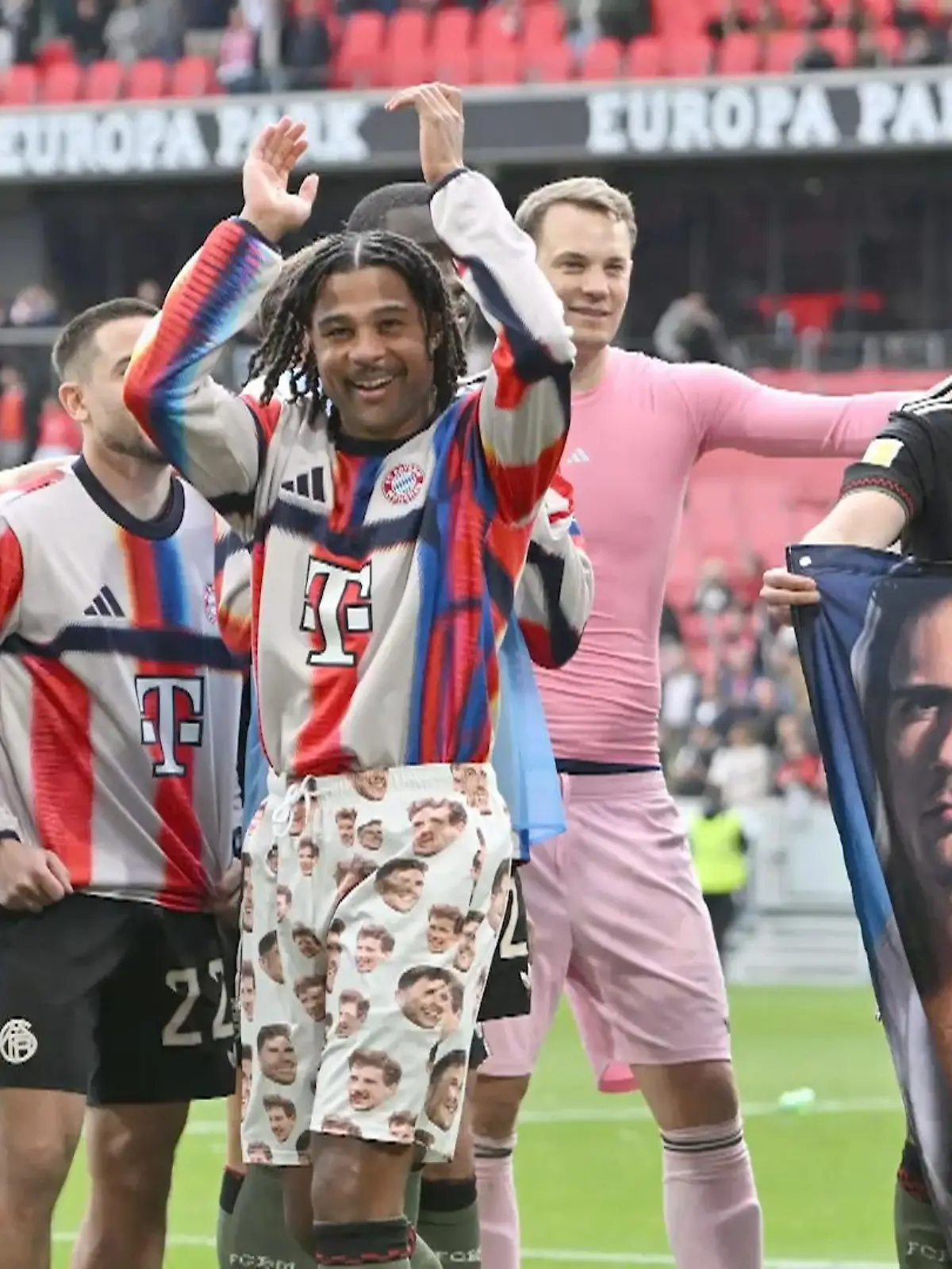 Bild zu: "Hose voller Goretzka-Gesichter! Bayern-Star sorgt mit irrem Jubel für Lacher"