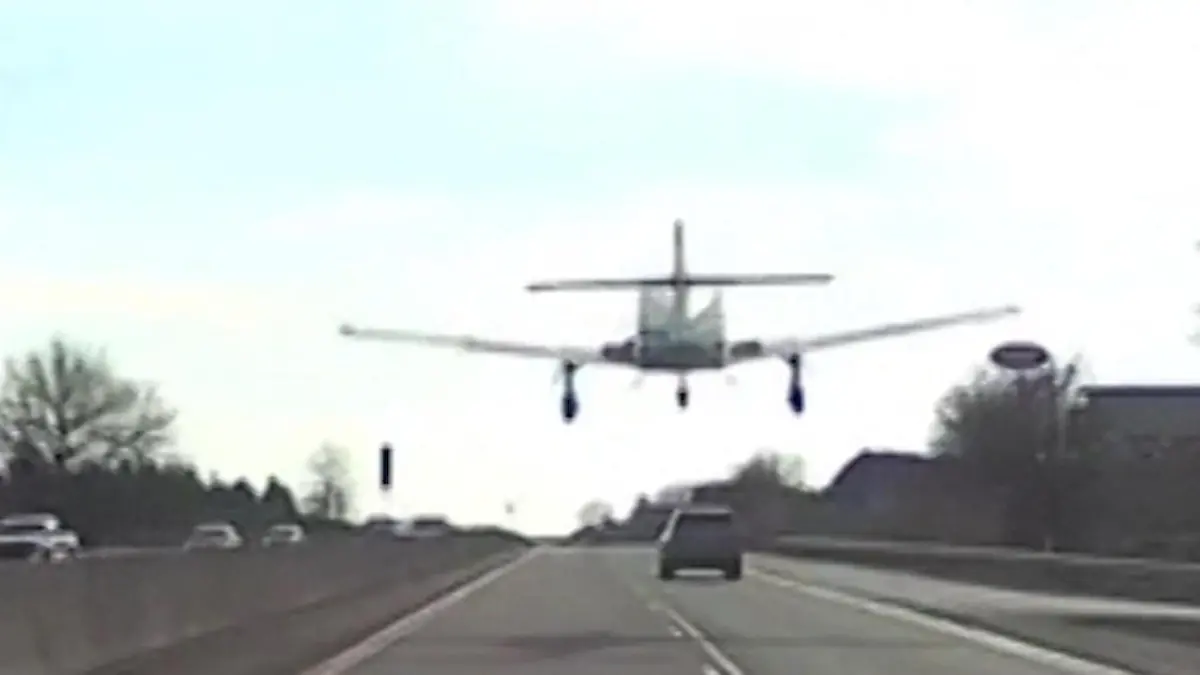 Direkt vor Pkw-Fahrerin! Kleinflugzeug muss auf Autobahn notlanden Dashcam filmt Schockmoment