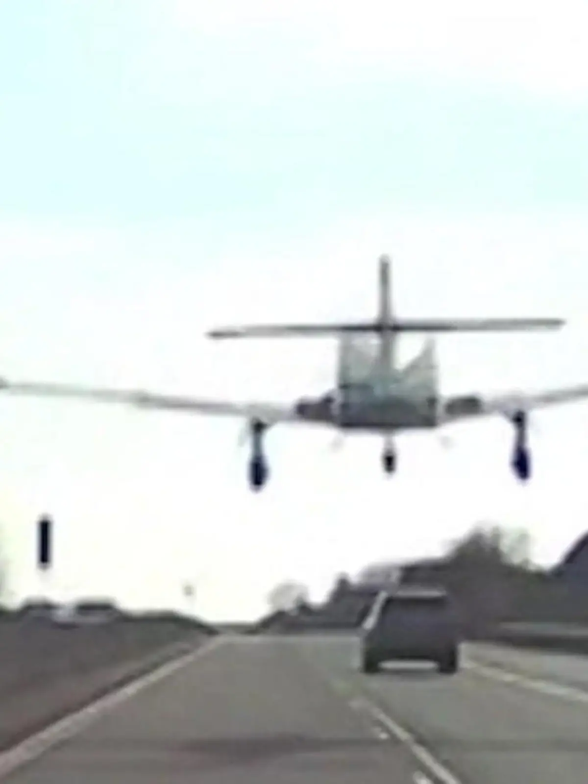 Bild zu: "Direkt vor Pkw-Fahrerin! Kleinflugzeug muss auf Autobahn notlanden"