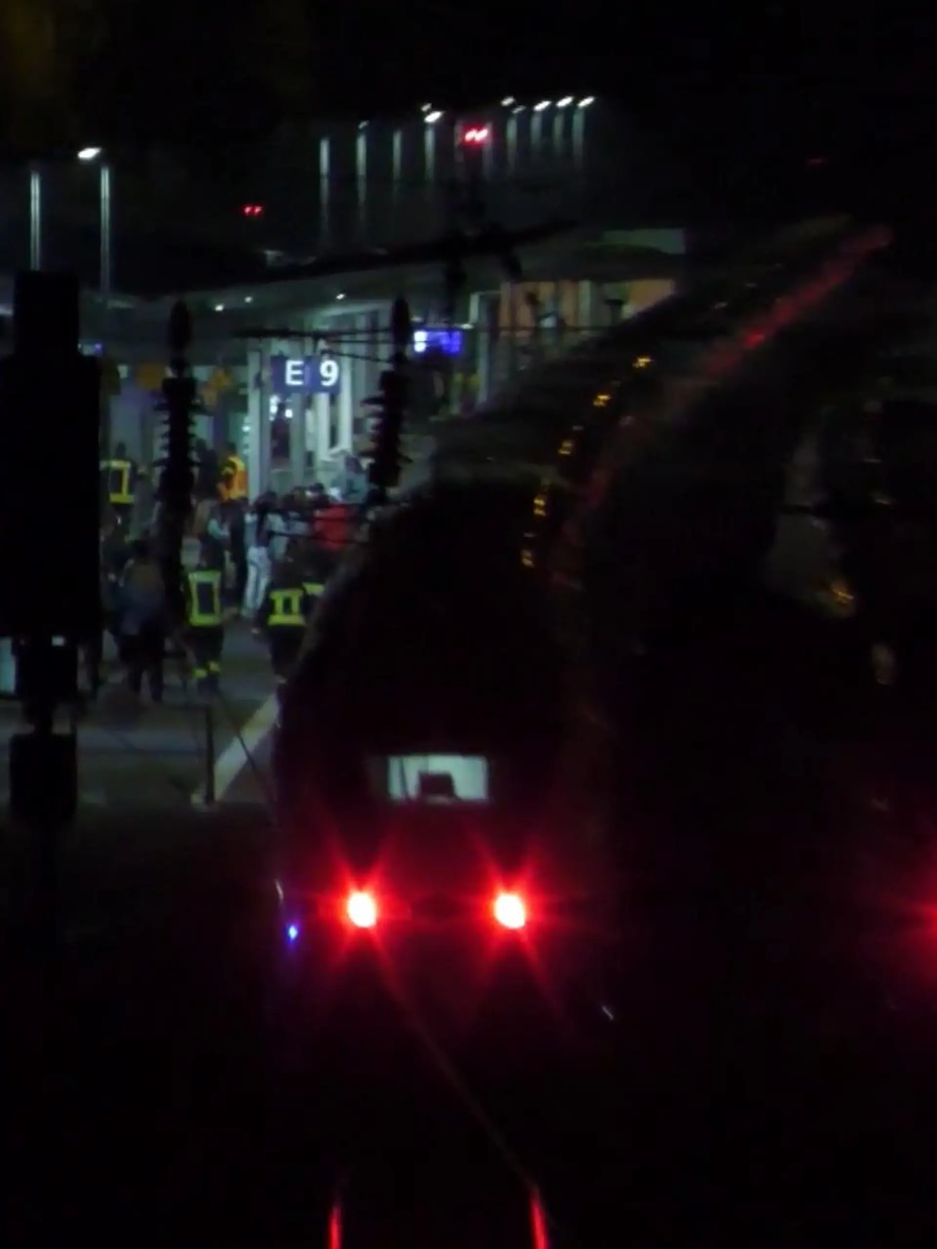 Nach einem Notarzteinsatz und einer Stellwerkstörung haben rund 1.900 Bahnpassagiere in der Nacht zum Samstag stundenlang in Bebra ausharren müssen. Das teilte die Deutsche Bahn mit.