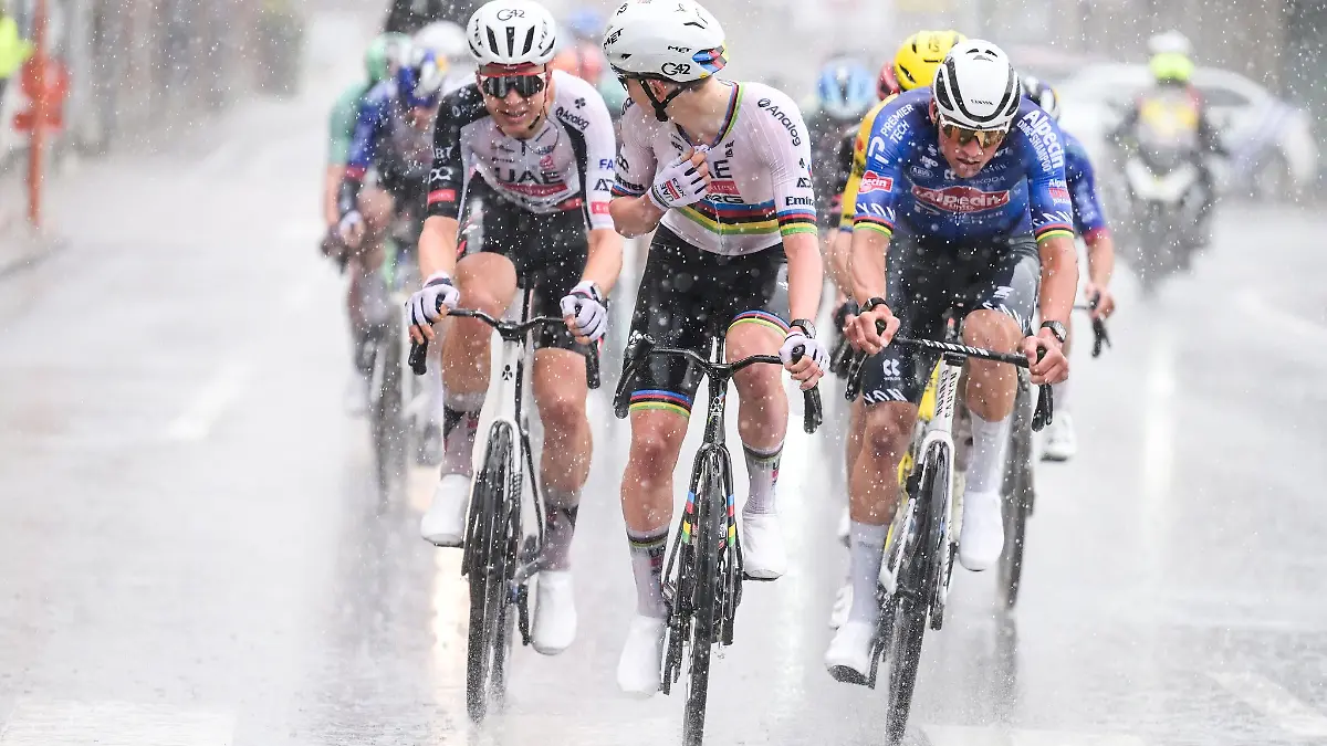Pogacar (M) ließ sich auch vom Platzregen nicht stoppen.