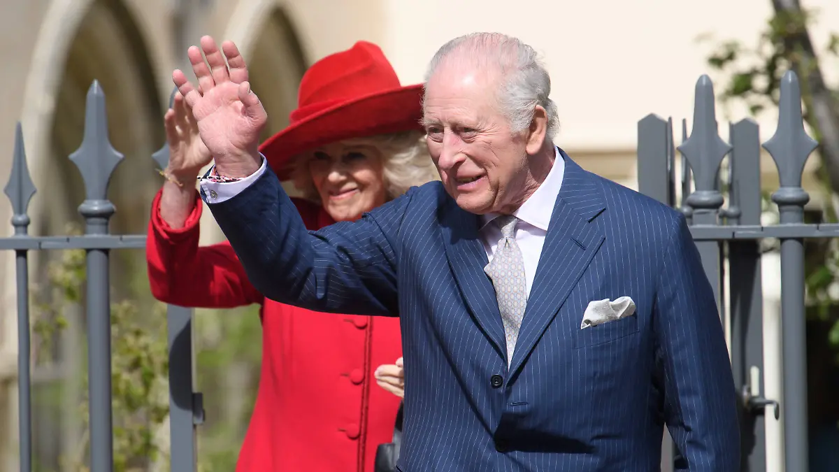 Auch König Charles und Königin Camilla zeigen sich gut gelaunt beim Oster-Gottesdienst. 