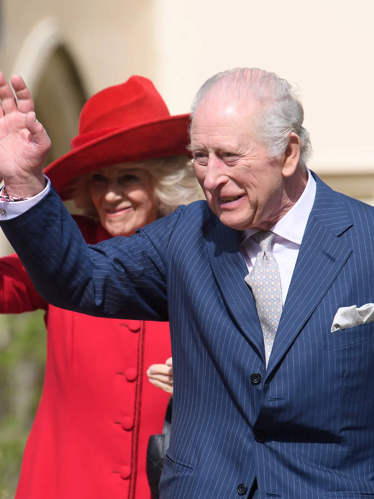 Auch König Charles und Königin Camilla zeigen sich gut gelaunt beim Oster-Gottesdienst. 
