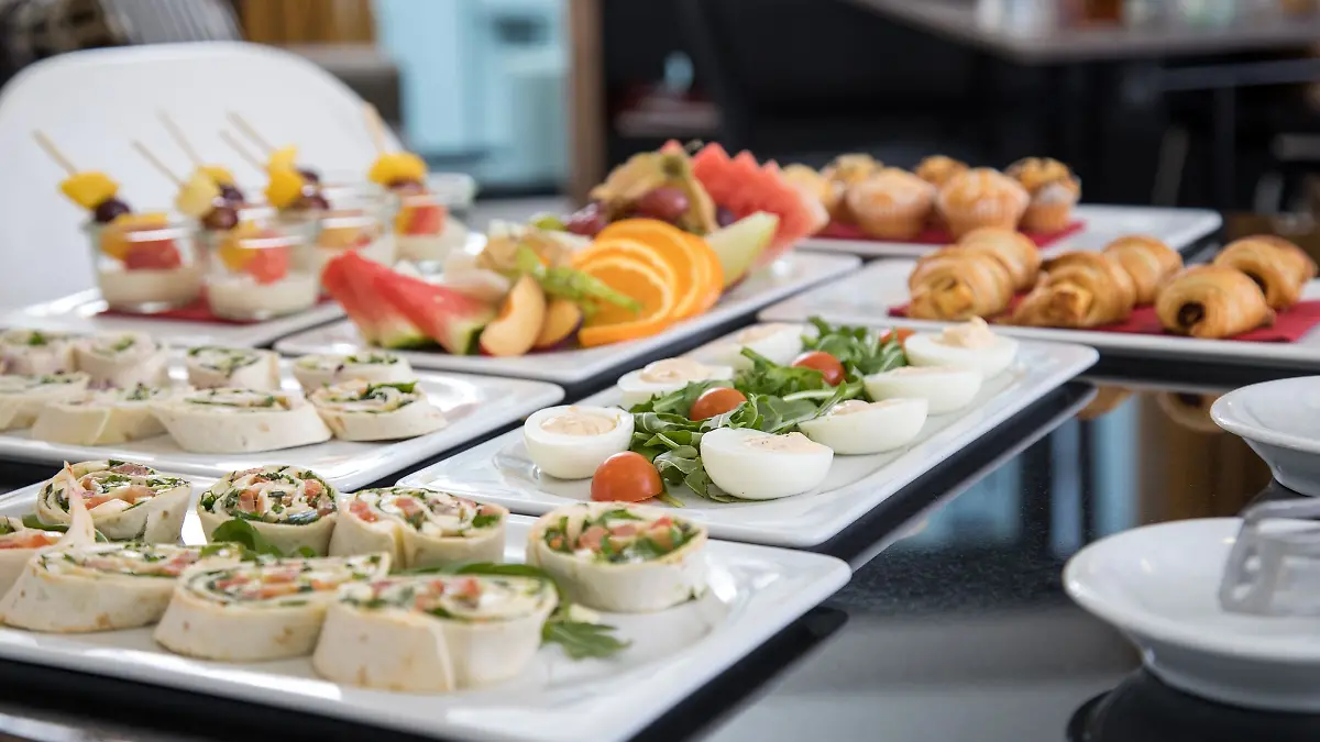 Sich beim Frühstück kleine Snacks für unterwegs mitzunehmen, verstößt meist gegen die Regeln des Hotels.