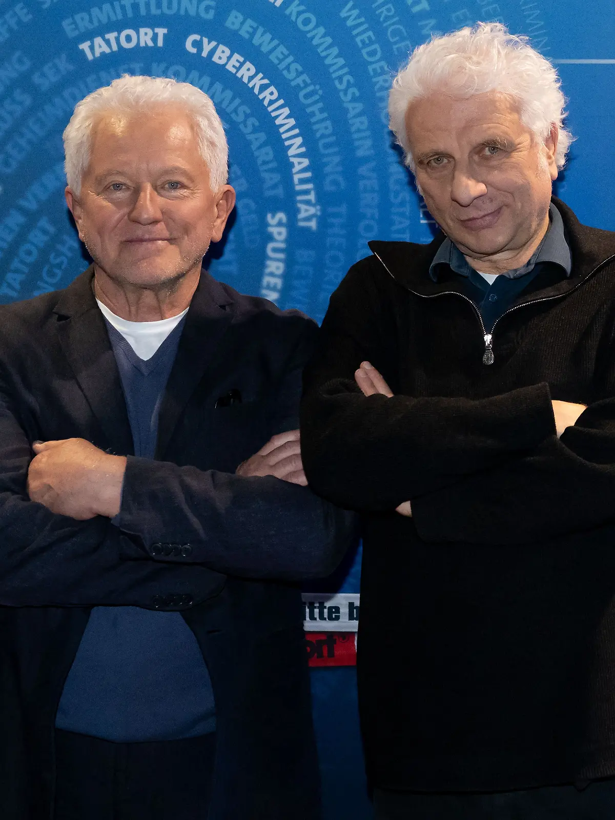 ARCHIV - 26.03.2026, Bayern, München: Miroslav Nemec (l) und Udo Wachtveitl kommen in der Hochschule für Fernsehen und Film zu der Premiere des letzten München-Tatorts «Unvergänglich». Die Münchner TV-Ermittler gehen nach 100 Folgen und 35 Jahren in den Tatort-Ruhestand.