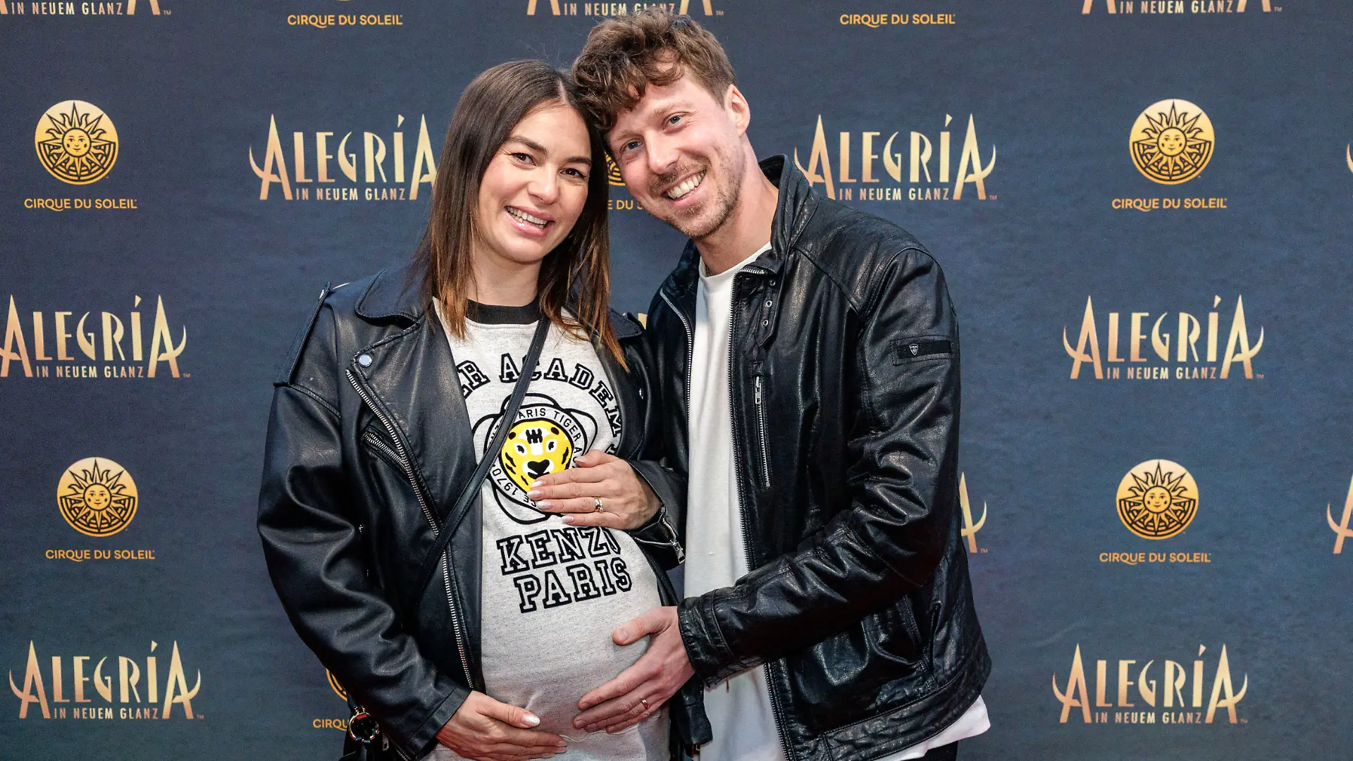 Renata und Valentin Lusin zeigen sich kurz vor der Geburt von Baby Nummer zwei auf dem roten Teppich.
