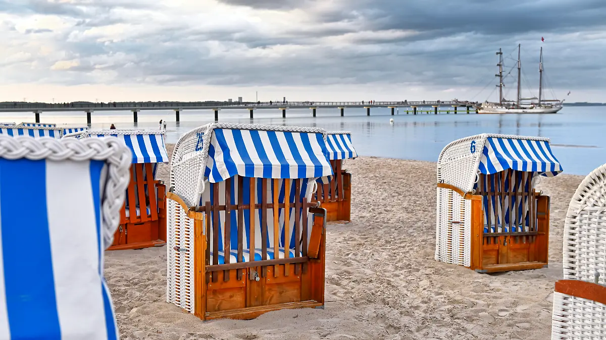 Strand und Seebrücke bei Regenwetter in Scharbeutz, Schleswig-Holstein, Deutschland