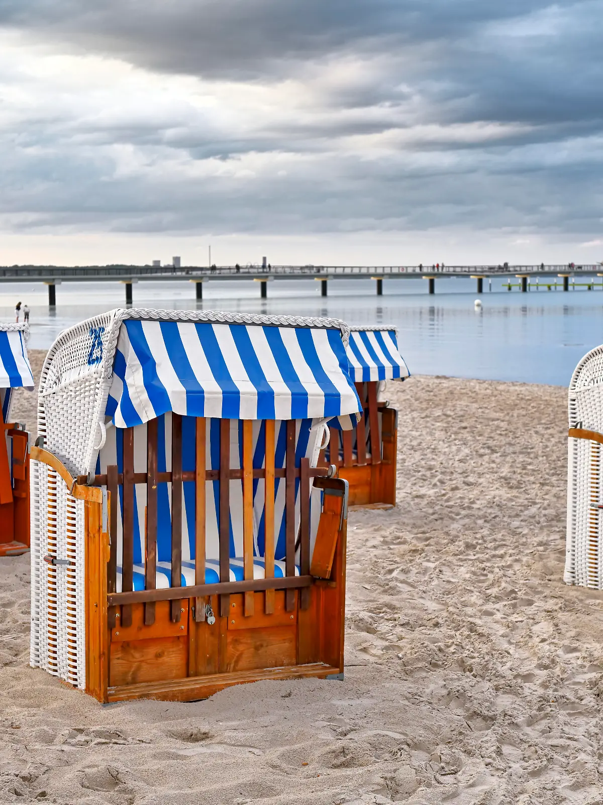 Strand und Seebrücke bei Regenwetter in Scharbeutz, Schleswig-Holstein, Deutschland