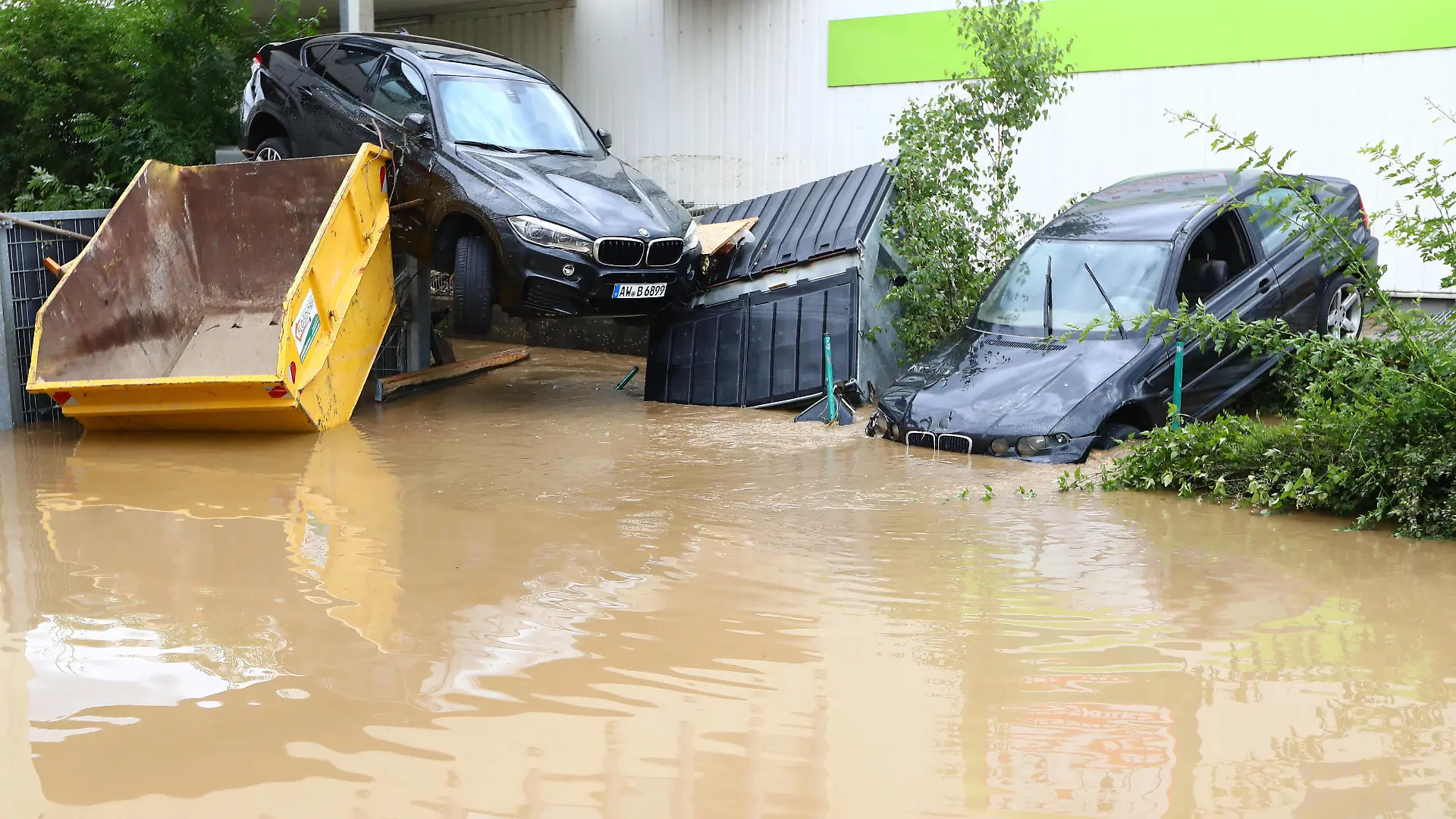 Bad Neuenahr-Ahrweiler Hochwasser in Bad Neuenahr-Ahrweiler Rheinland-Pfalz, 15.07.2021 Die Folgen von Unwetter und Hochwasser in Bad Neuenahr-Ahrweiler: In der Verwuestung in der Innenstadt wurden mehrere Pkws durch die Kraft des Wassers aufeinandergestapelt Hochwasser in Bad Neuenahr-Ahrweiler Rheinland-Pfalz, 15.07.2021 *** Bad Neuenahr Ahrweiler Flooding in Bad Neuenahr Ahrweiler Rhineland-Palatinate, 15 07 2021 The consequences of storms and flooding in Bad Neuenahr Ahrweiler Several cars were piled on top of each other by the force of the water in the city centre Flooding in Bad Neuenahr Ahrweiler Rhineland-Palatinate, 15 07 2021 Copyright: xEibner-Pressefotox EP_RWS