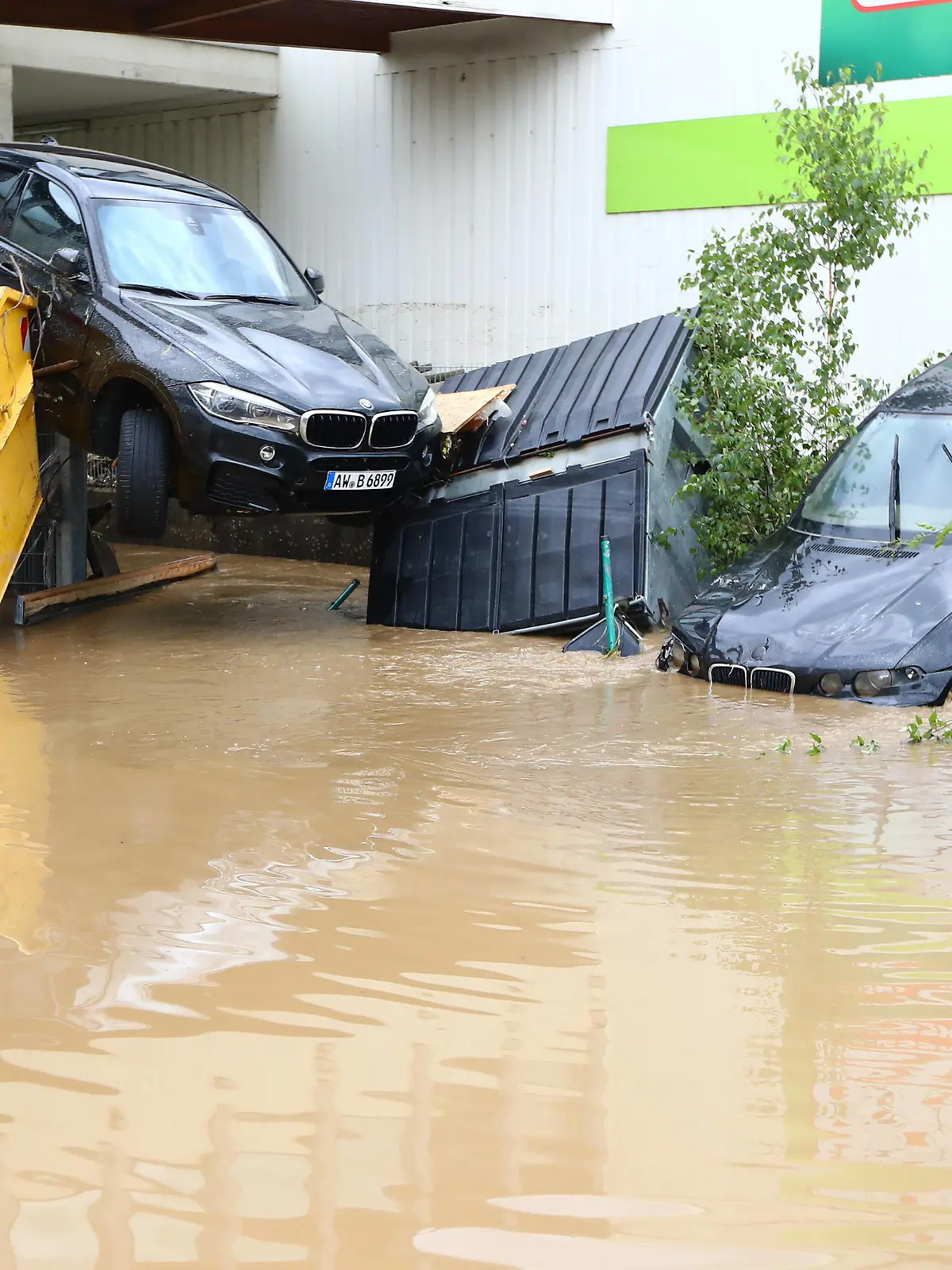  Bad Neuenahr-Ahrweiler Hochwasser in Bad Neuenahr-Ahrweiler Rheinland-Pfalz, 15.07.2021 Die Folgen von Unwetter und Hochwasser in Bad Neuenahr-Ahrweiler: In der Verwuestung in der Innenstadt wurden mehrere Pkws durch die Kraft des Wassers aufeinandergestapelt Hochwasser in Bad Neuenahr-Ahrweiler Rheinland-Pfalz, 15.07.2021 *** Bad Neuenahr Ahrweiler Flooding in Bad Neuenahr Ahrweiler Rhineland-Palatinate, 15 07 2021 The consequences of storms and flooding in Bad Neuenahr Ahrweiler Several cars were piled on top of each other by the force of the water in the city centre Flooding in Bad Neuenahr Ahrweiler Rhineland-Palatinate, 15 07 2021 Copyright: xEibner-Pressefotox EP_RWS