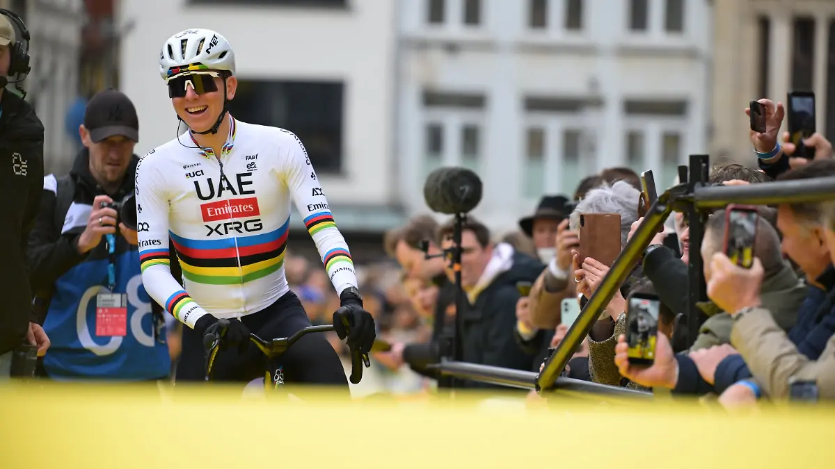 05.04.2026, Belgien, Antwerpen: Radsport: UCI WorldTour - Flandern-Rundfahrt, (278,00 km), Männer. Der Slowene Tadej Pogacar vom UAE Team Emirates bereitet sich auf den Start vor. Foto: David Pintens/Belga/dpa +++ dpa-Bildfunk +++