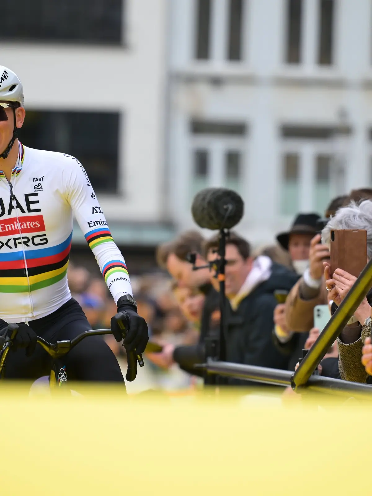 05.04.2026, Belgien, Antwerpen: Radsport: UCI WorldTour - Flandern-Rundfahrt, (278,00 km), Männer. Der Slowene Tadej Pogacar vom UAE Team Emirates bereitet sich auf den Start vor. Foto: David Pintens/Belga/dpa +++ dpa-Bildfunk +++