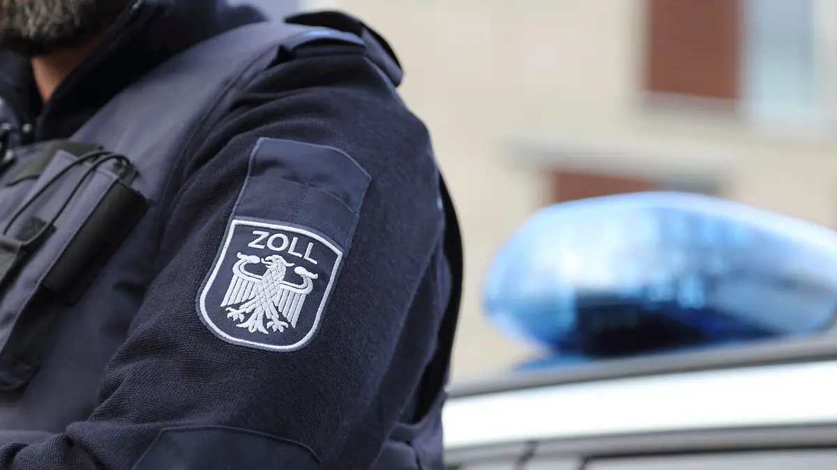 Beim Blick aus dem Fenster der Zollbehörde fallen den Beamten die Schwarzarbeiter auf. (Symbolbild)