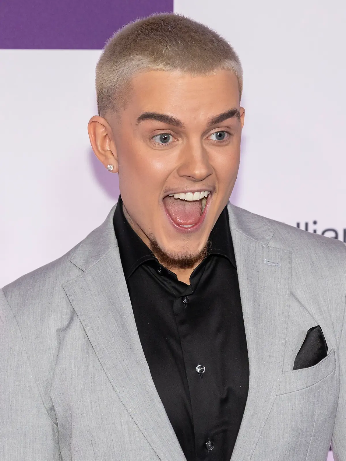 Twenty4Tim auf dem roten Teppich. 