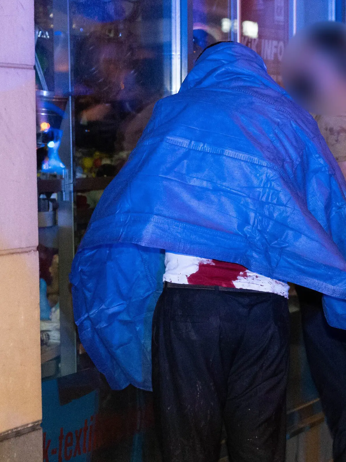 Polizisten sichern zwei teils blutverschmierte Tatverdächtige. Ein Streit rund um eine laute Familienfeier in einer Leverkusener Bar ist am Ostersonntag in Gewalt umgeschlagen: Dutzende Feiernde hätten am Abend Polizisten angriffen, teilte die Polizei auf Anfrage mit.