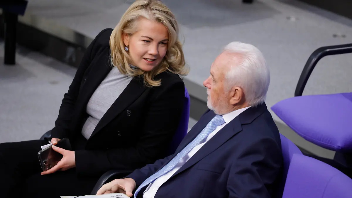 Linda Teuteberg, Wolfgang Kubicki (FDP) , Deutschland, Berlin, Reichstag. Der Bundestag hat das sogenannte Zustrombegrenzungsgesetz der CDU/CSU-Fraktion mit knapper Mehrheit abgelehnt.