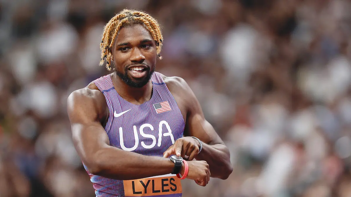 Noah Lyles of the United States points at his watch after competing in a men's 200-meter semifinal at the World Athletics Championships at National Stadium in Tokyo on Sept. 18, 2025. (Kyodo)
